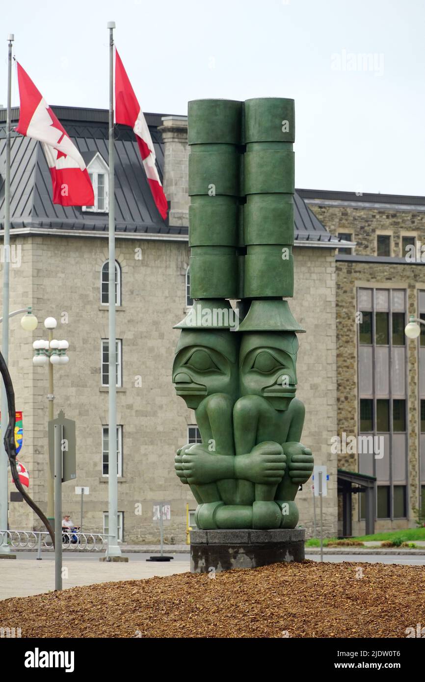 Les trois gardiens de James Hart sont une sculpture de 2003 d’un totem autochtone, Ottawa, province de l’Ontario, Canada, Amérique du Nord Banque D'Images