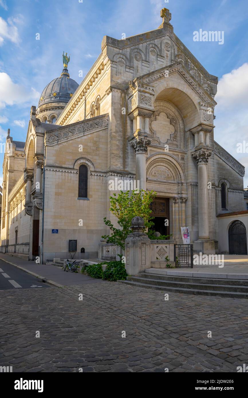 La basilique Saint-Martin remonte jusqu'au 4th siècle, quand une petite chapelle a été établie ici. Détruit et reconstruit plusieurs fois depuis, moi Banque D'Images