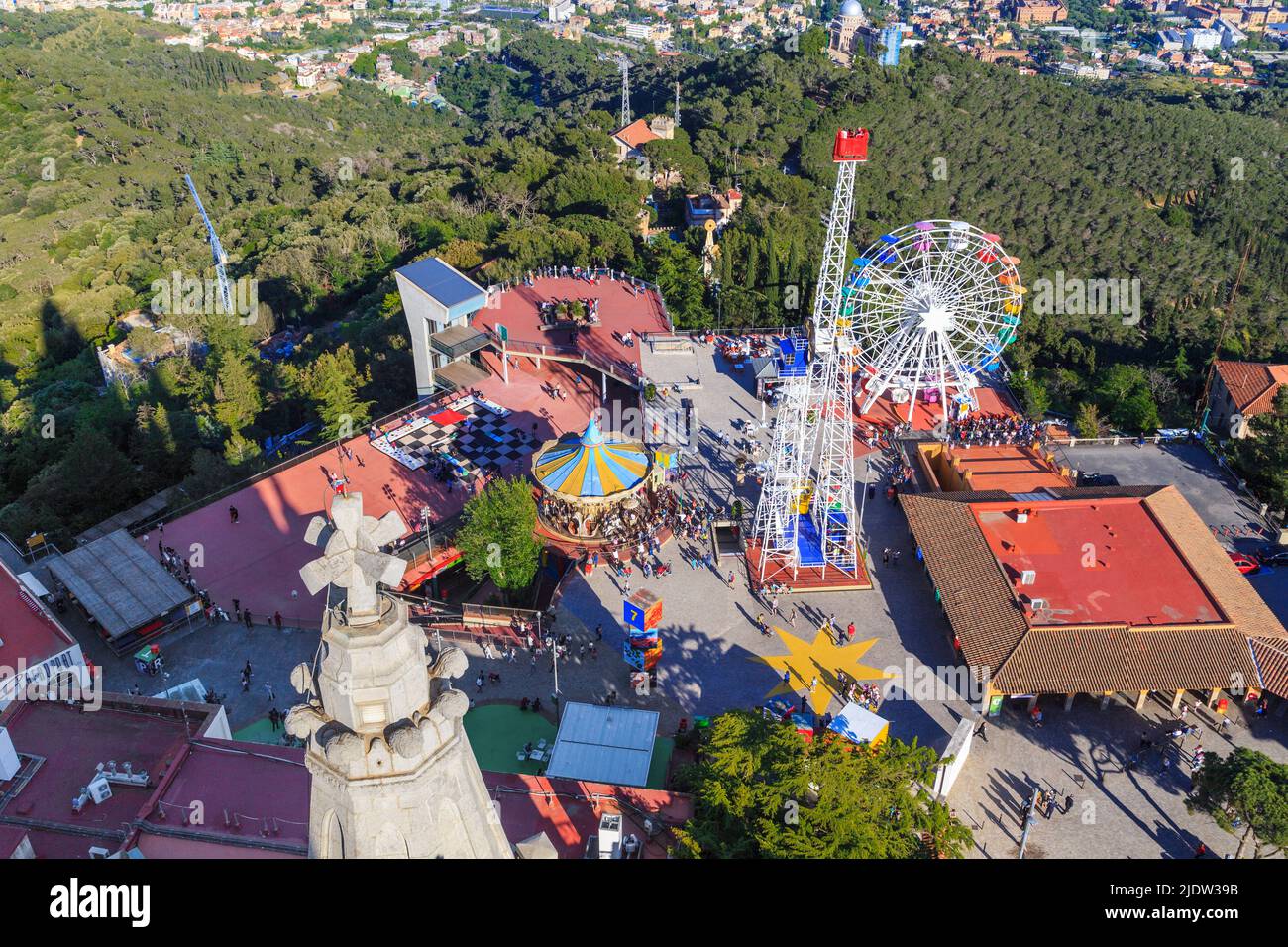 BARCELONE, ESPAGNE - 13 MAI 2017 : vue aérienne sur le parc d'attractions du mont Tibidabo. Banque D'Images