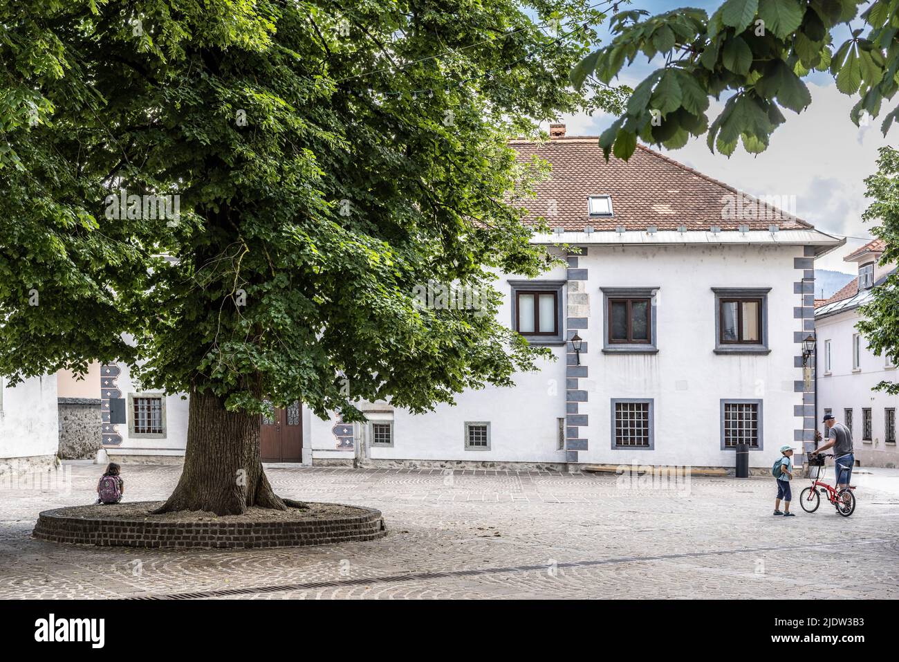 Cour de l'église Saint-Pierre, place Linhartov, Radovlijica, Slovénie Banque D'Images