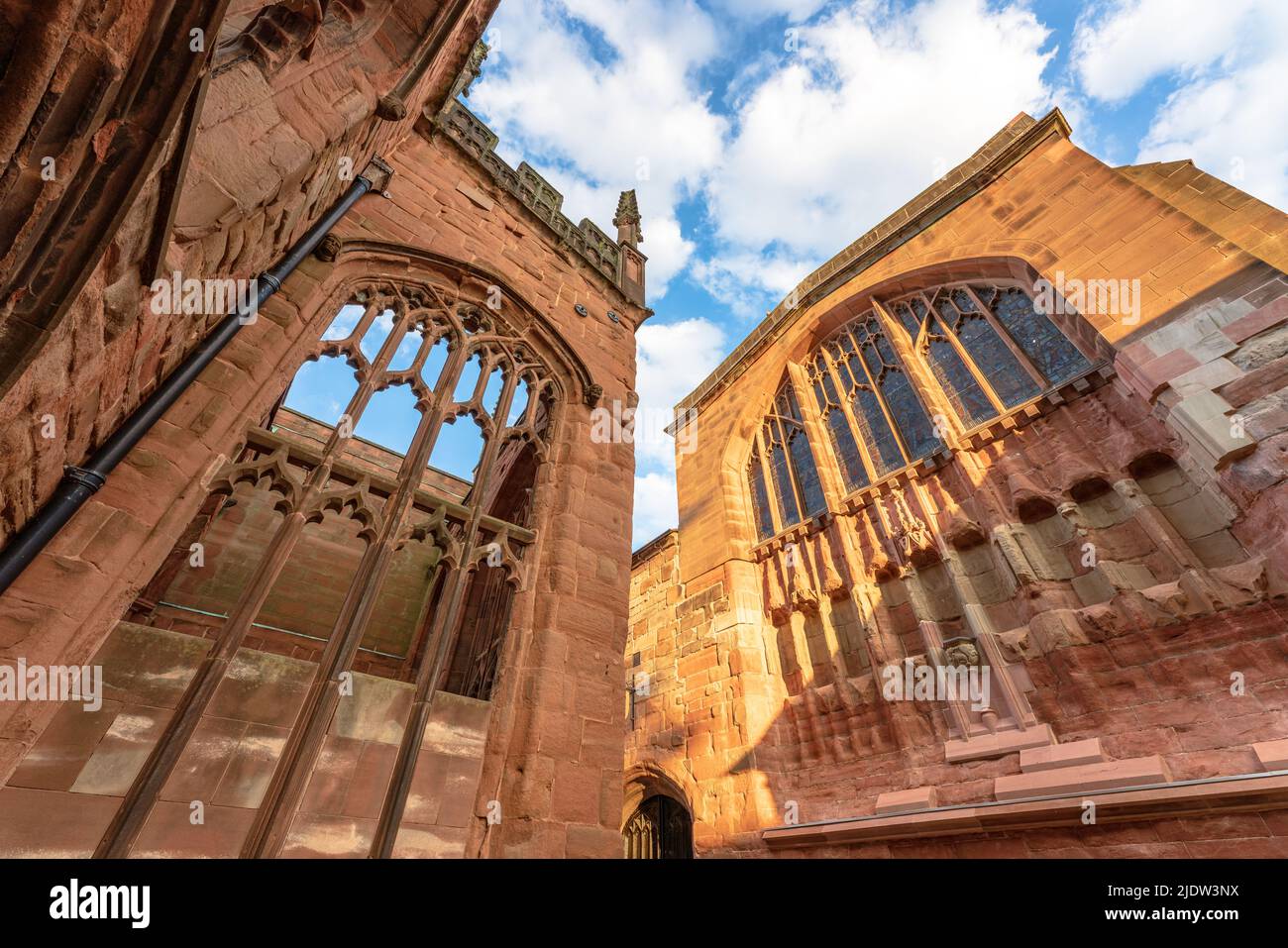 Coventry, Royaume-Uni. 21 juin 2022. Vue à angle bas sur les ruines de la cathédrale de Coventry en Angleterre Banque D'Images