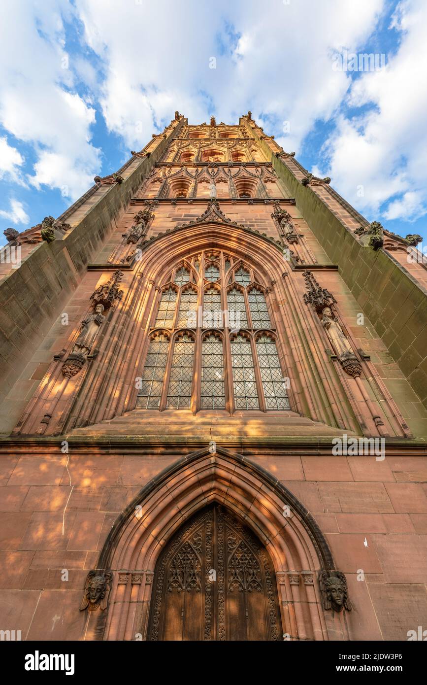 Coventry, Royaume-Uni. 21 juin 2022. Vue à angle bas du clocher de la cathédrale de Coventry en Angleterre Banque D'Images