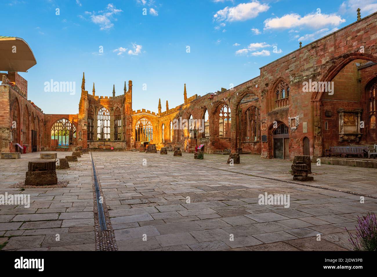 Coventry, Royaume-Uni. 21 juin 2022. Vue sur les ruines intérieures de la cathédrale de Coventry en Angleterre Banque D'Images
