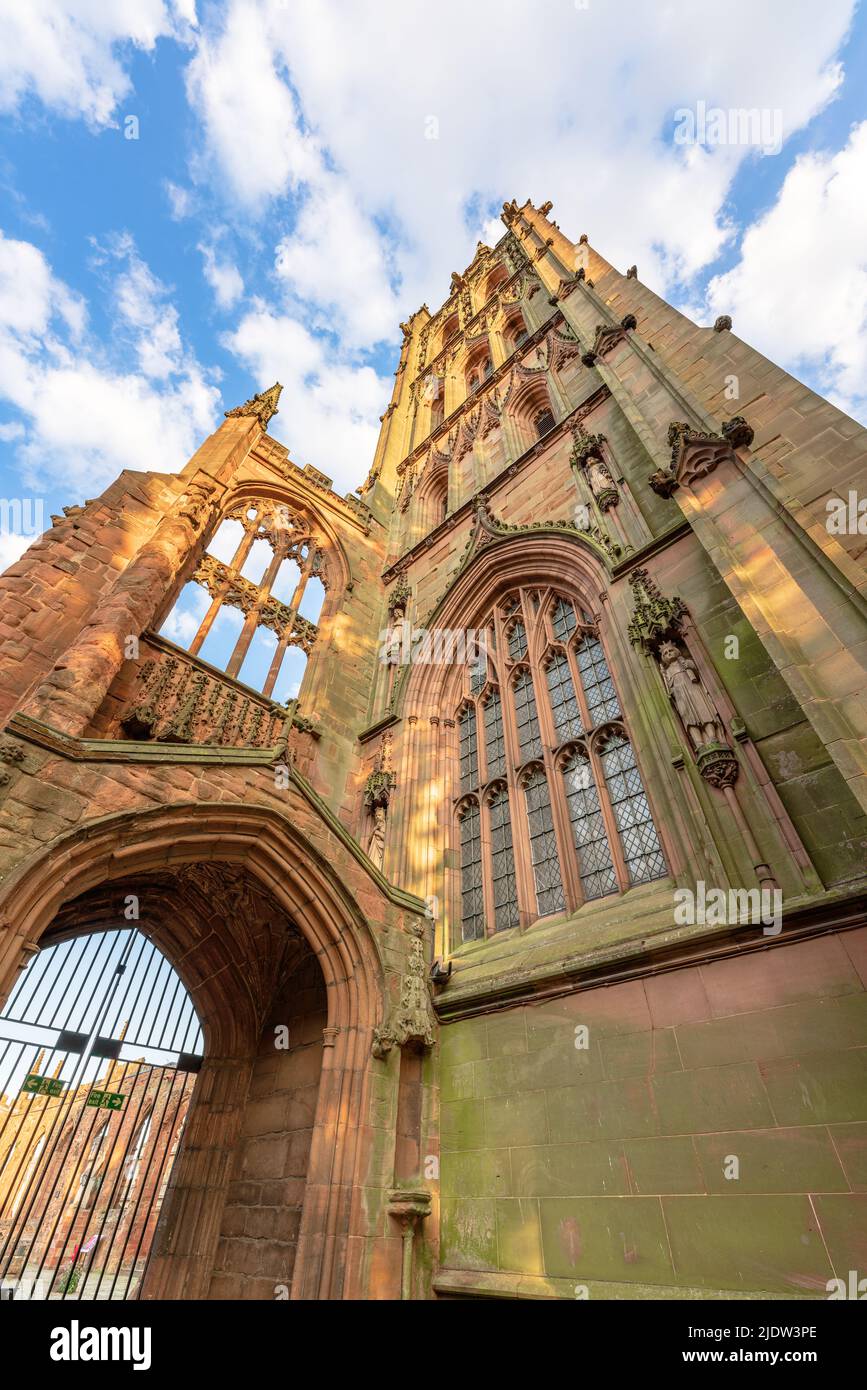 Coventry, Royaume-Uni. 21 juin 2022. Vue à angle bas du clocher de la cathédrale de Coventry en Angleterre Banque D'Images