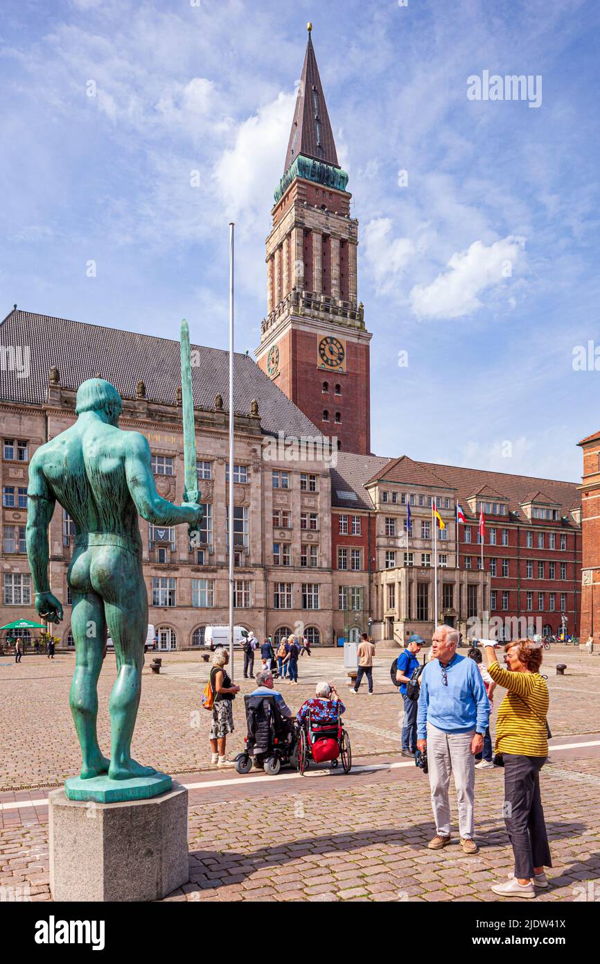 La statue du porteur d'épée (Schwertträger) sur la place Kieler Rathausplatz avec l'Hôtel de ville (Landeshauptstadt) à Kiel, Schleswig-Holstein Banque D'Images