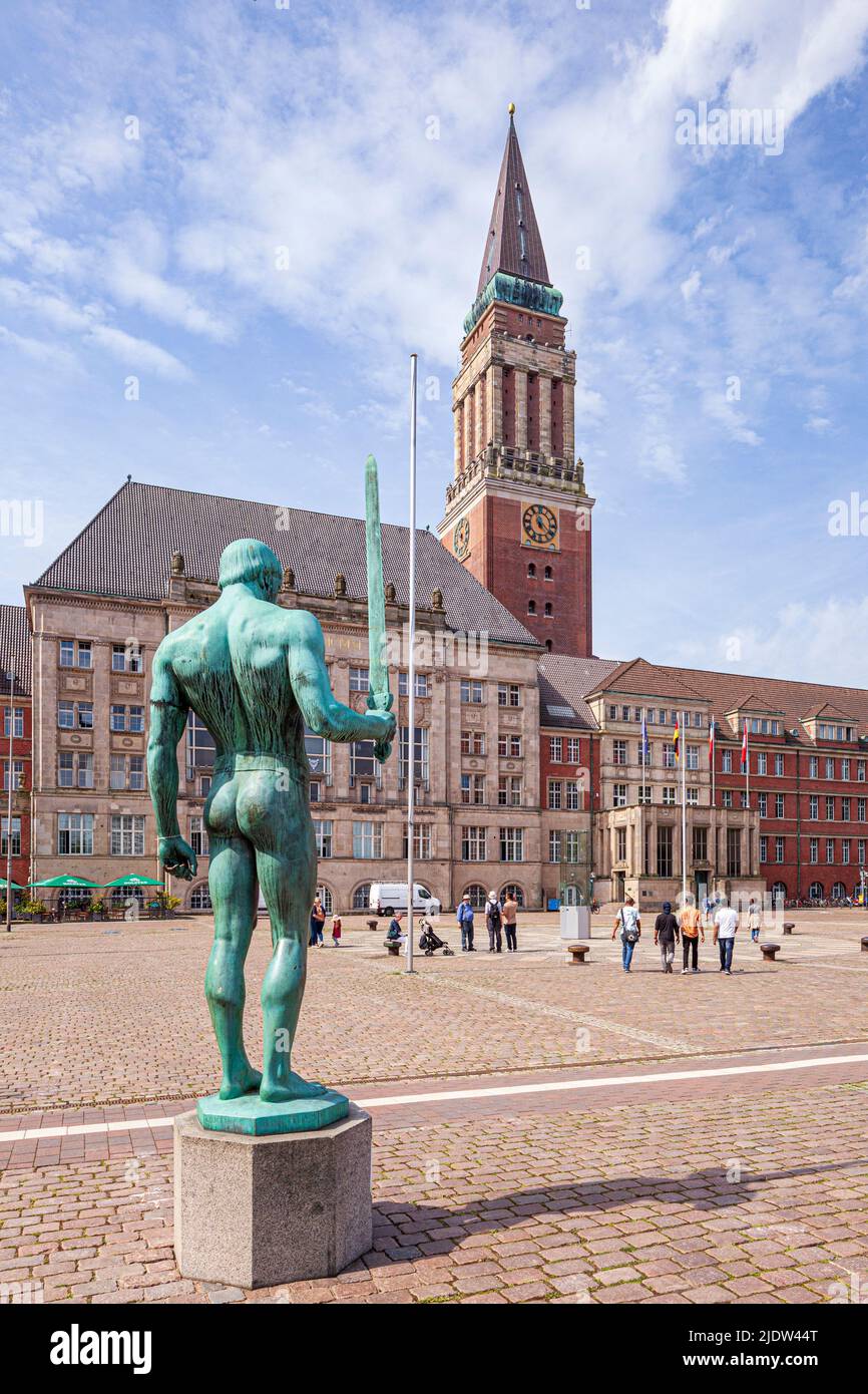 La statue de l'épée du porteur (Schwertträger) sur la place de Kieler Rathausplatz avec l'Hôtel de ville (Landeshauptstadt) à Kiel, Schleswig-Holstein, G Banque D'Images