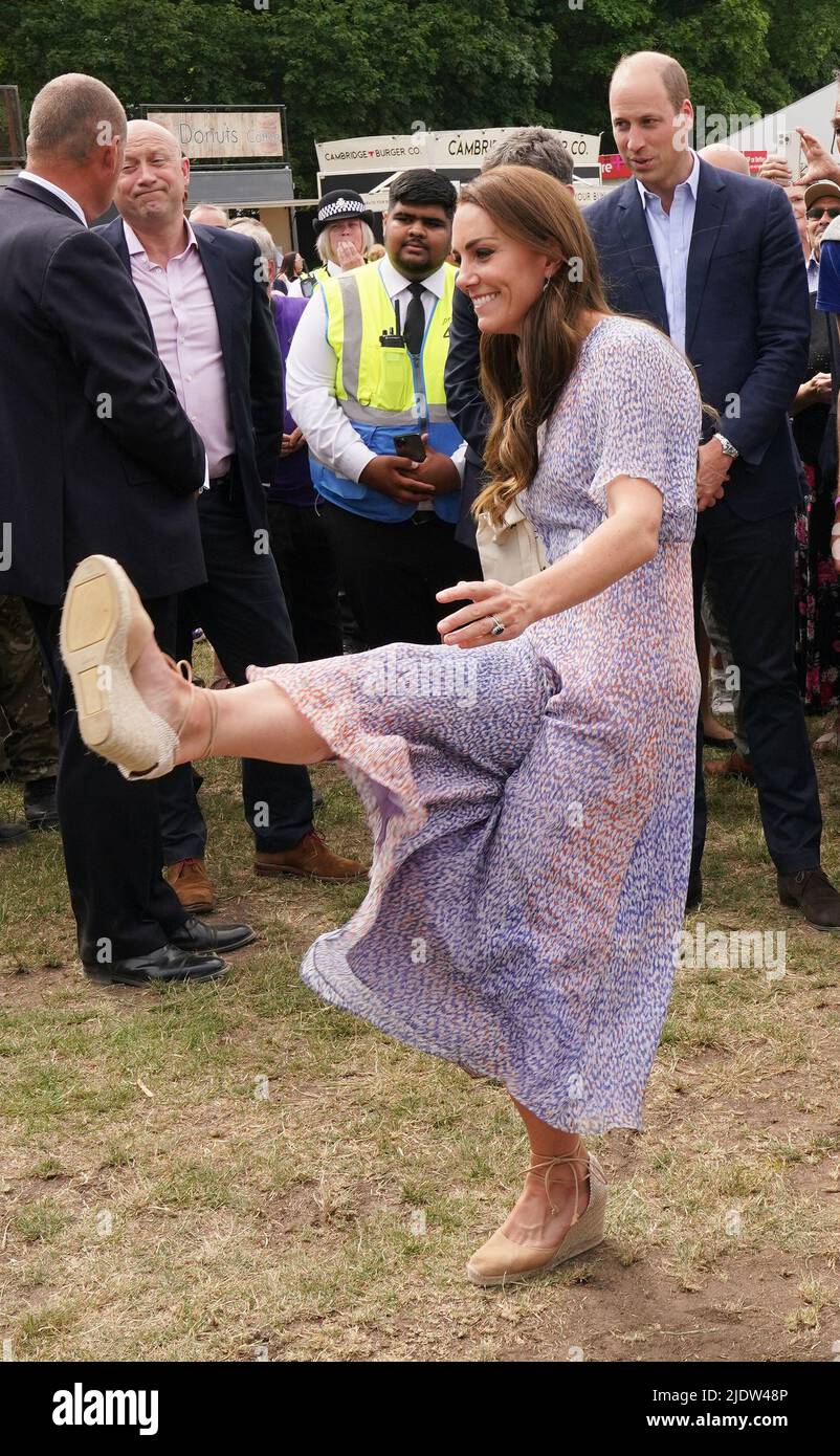 La duchesse de Cambridge lance un football lors d'une visite à la toute première Cambridgeshire County Day à l'hippodrome de juillet, Newmarket, Cambridgeshire. Date de la photo: Jeudi 23 juin 2022. Banque D'Images