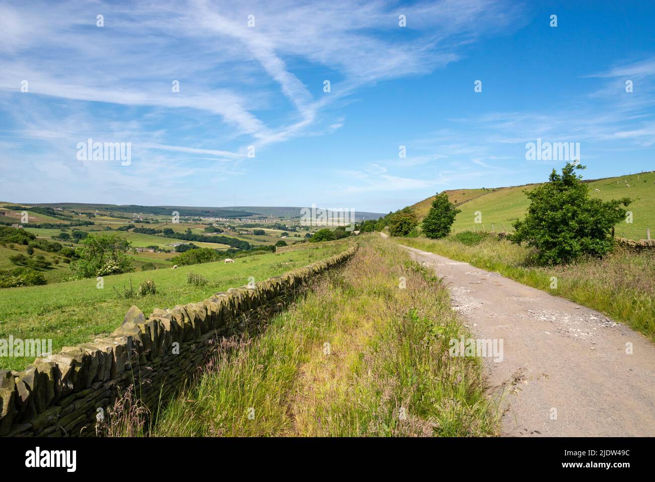 Belle campagne du Yorkshire autour d'Hepworth et de Holmfirth lors d'une belle journée d'été. Zone utilisée dans le tournage de la série télévisée « Last of the Summer Wine » Banque D'Images