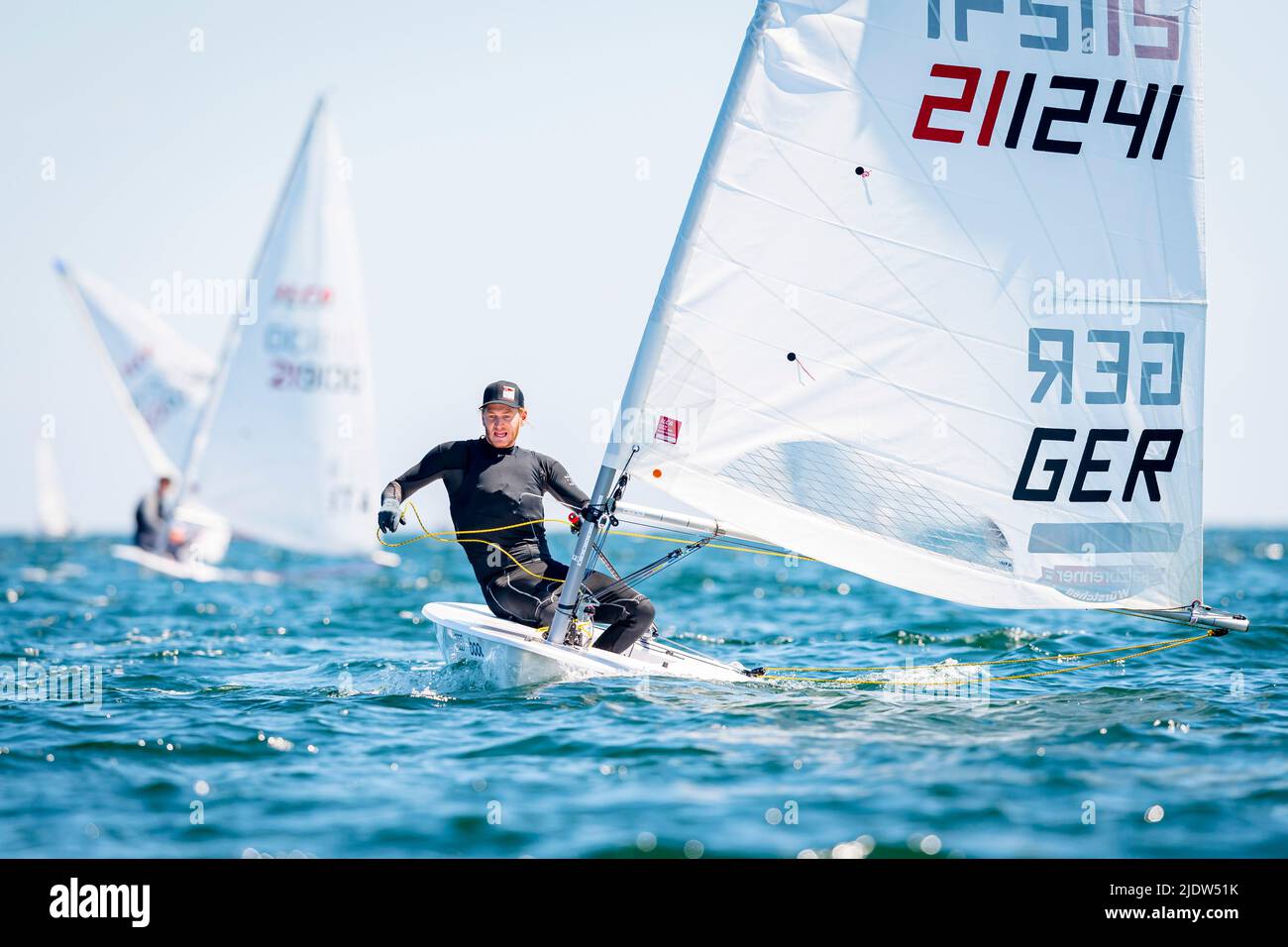 Kiel, Allemagne. 23rd juin 2022. Voile: Semaine Kiel, en face du Centre olympique de Schilksee. Nik Aaron Willim est sur le parcours du succès dans la classe de bateau ILCA 7. Credit: Sascha Klahn/dpa/Alay Live News Banque D'Images