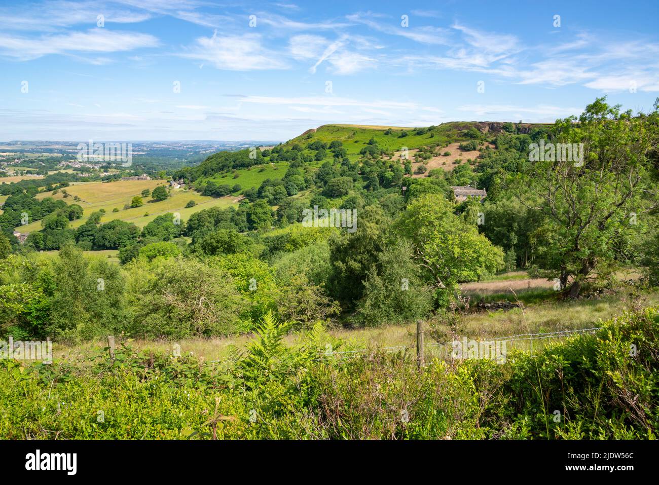 Belle campagne du Yorkshire autour d'Hepworth et de Holmfirth lors d'une belle journée d'été. Zone utilisée dans le tournage de la série télévisée « Last of the Summer Wine » Banque D'Images