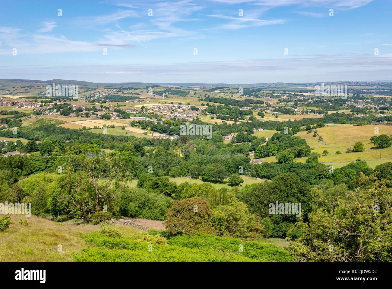 Belle campagne du Yorkshire autour d'Hepworth et de Holmfirth lors d'une belle journée d'été. Zone utilisée dans le tournage de la série télévisée « Last of the Summer Wine » Banque D'Images