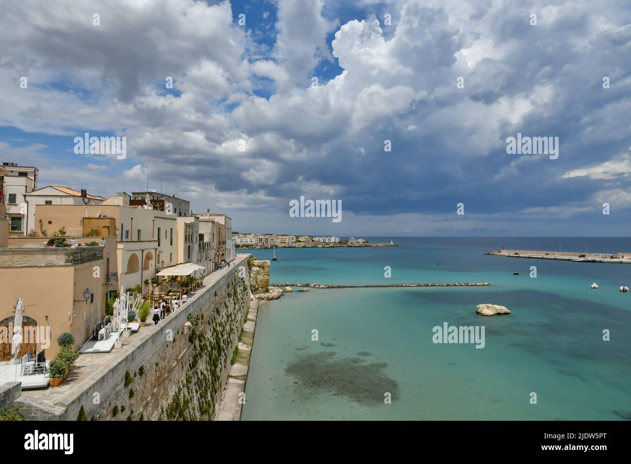 Les anciens murs qui, au Moyen Age, défendaient la ville d'Otranto contre l'attaque des pirates, l'Italie. Banque D'Images