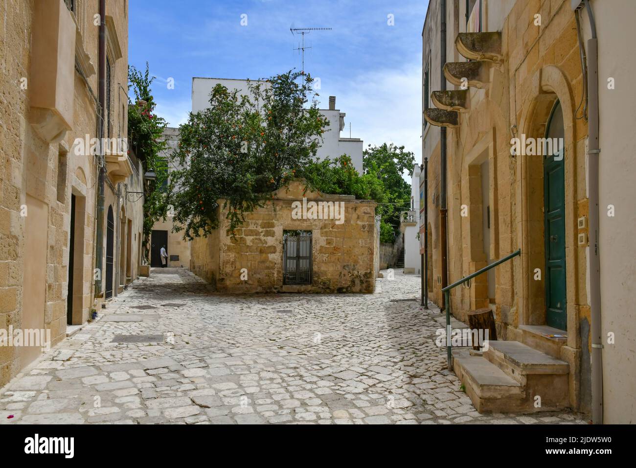 Une rue étroite parmi les maisons anciennes dans le centre historique d'Otranto, une ville de Puglia en Italie. Banque D'Images
