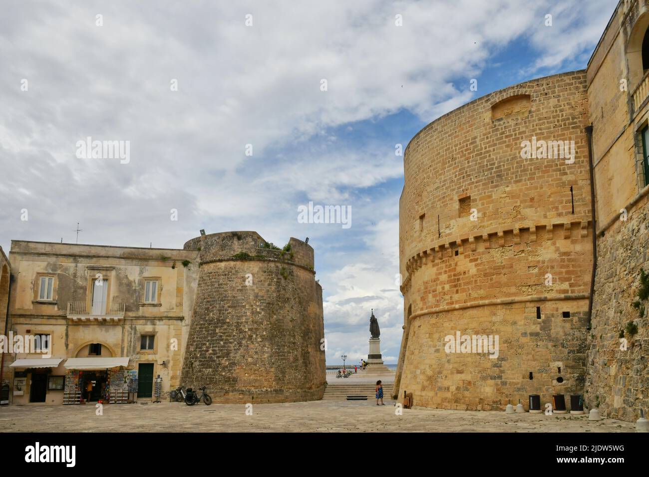 Les tours et les murs d'un château aragonais qui défendaient la ville d'Otranto contre l'attaque des pirates, en Italie. Banque D'Images