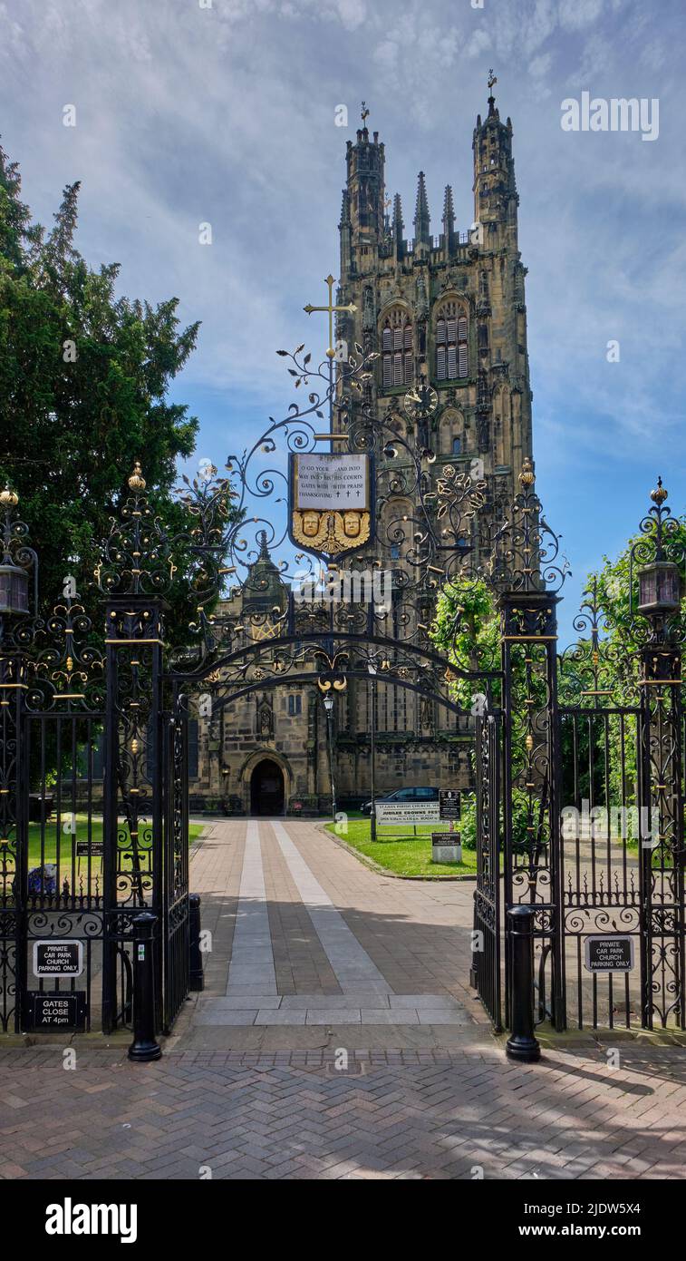 Portes à l'entrée de l'église St Giles, Wrexham, pays de Galles Banque D'Images