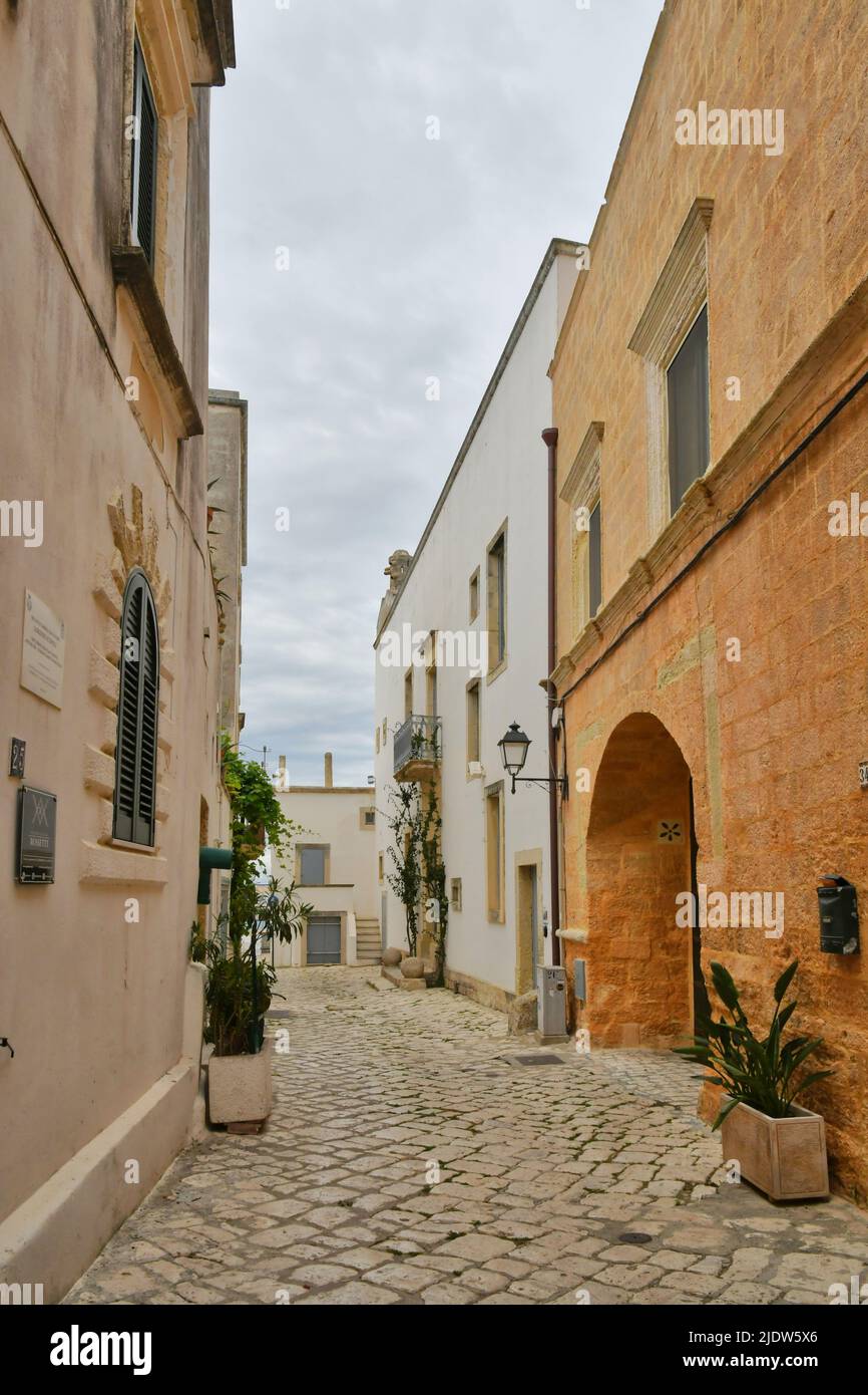 Une rue étroite parmi les maisons anciennes dans le centre historique d'Otranto, une ville de Puglia en Italie. Banque D'Images