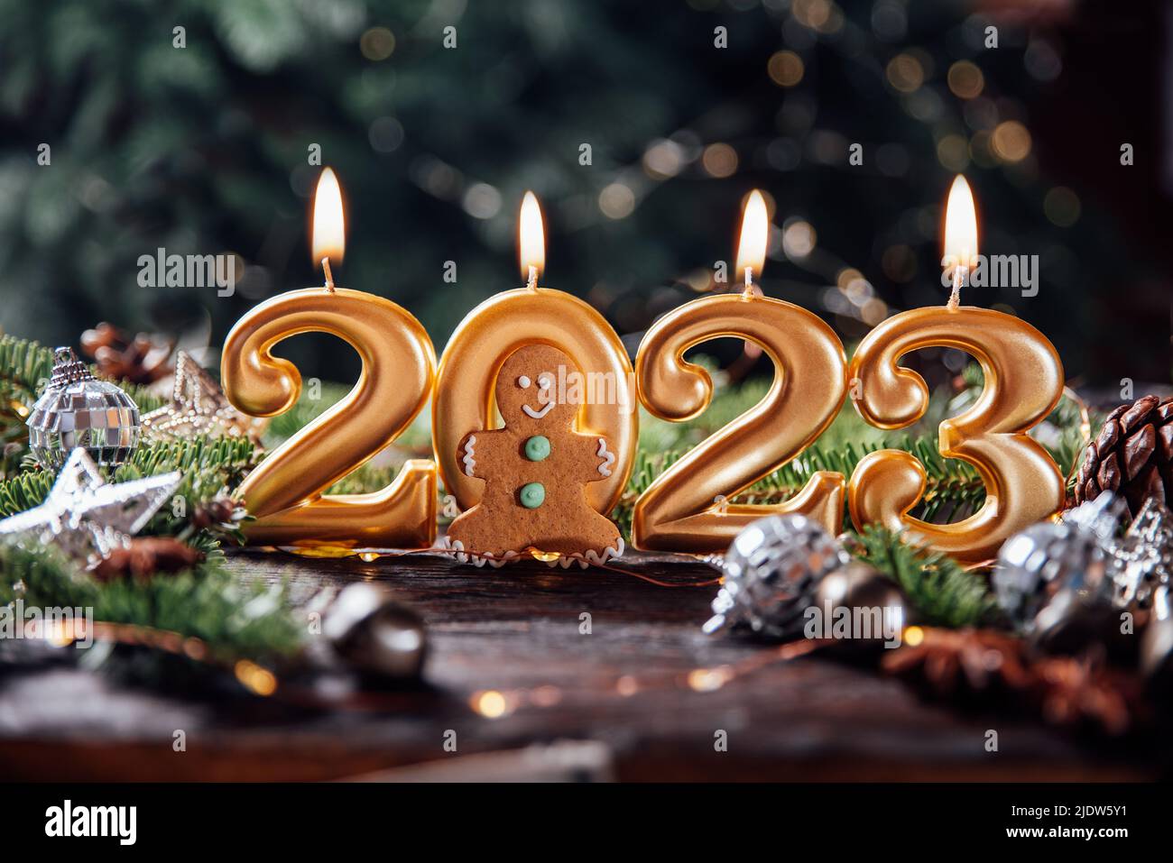 Contexte de vacances bonne année 2023. Numéros de l'année 2023 fabriqués  par des bougies dorées sur fond de bokeh festif étincelant. Fête du nouvel  an, gros plan. Espace pour le texte Photo