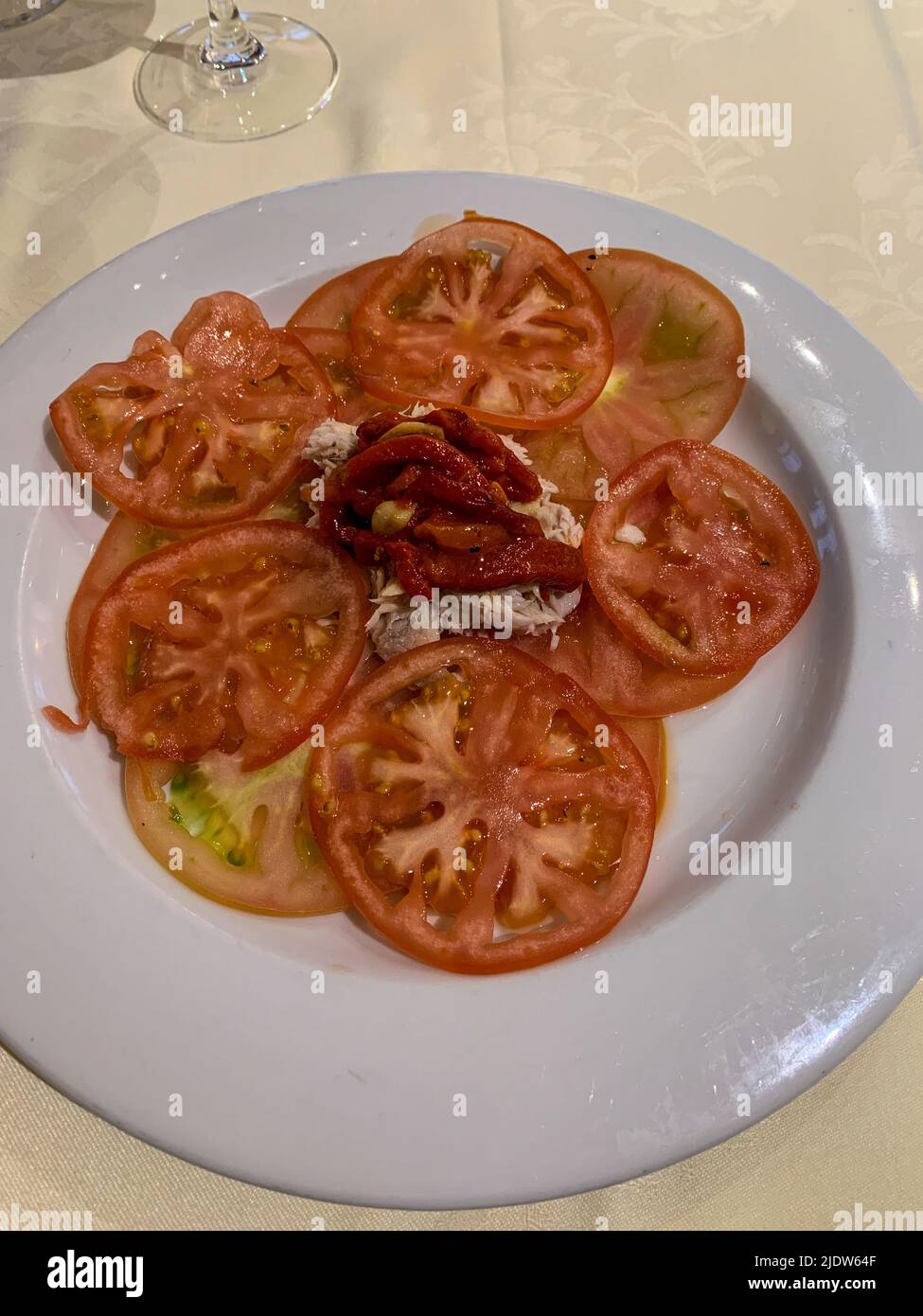 Espagne, cuisine espagnole. Tomates, thon et poivrons rouges (Piquillos). Banque D'Images
