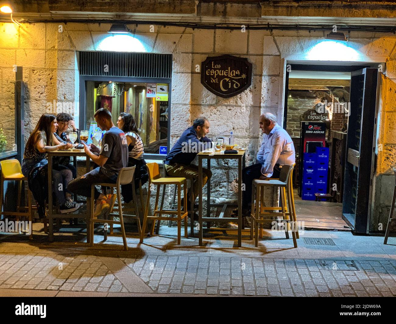 Espagne, Burgos. Evening Street Life, café-terrasse. Banque D'Images