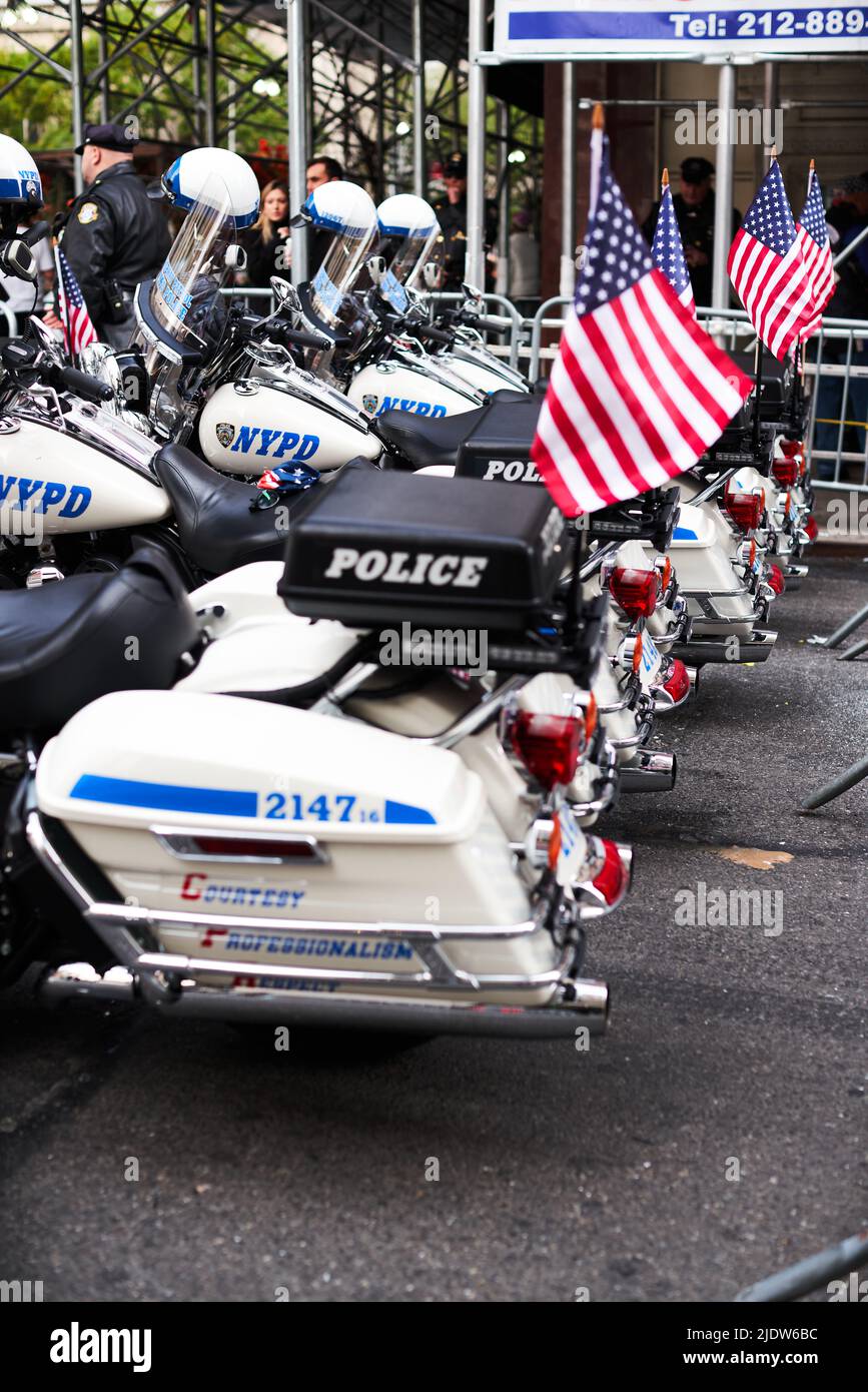 Manhattan, États-Unis - 11. 2021 novembre : véhicules de police NYPD garés à New York avec les drapeaux américains agités. Vélos du service de police de New York Banque D'Images