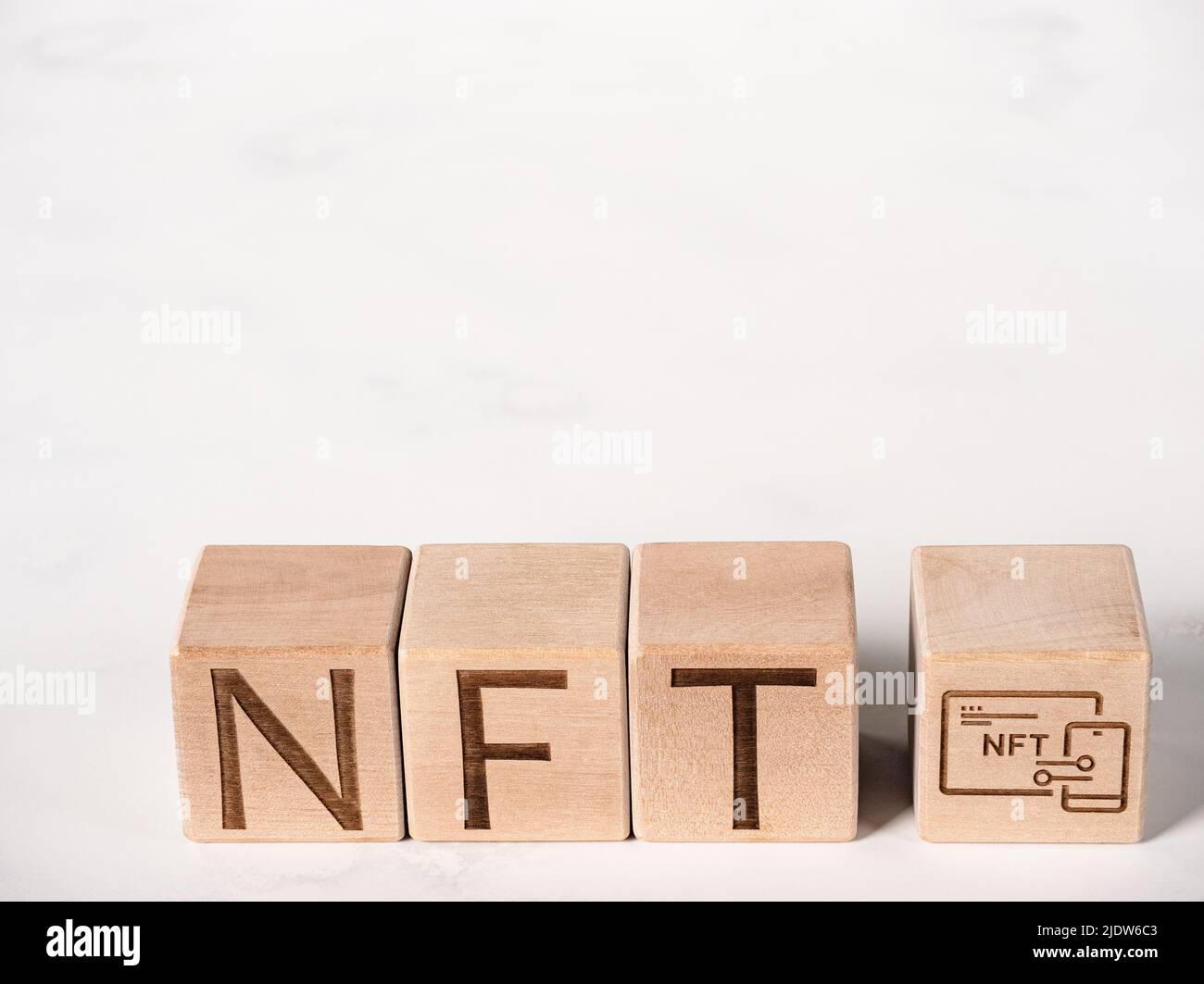 Texte NFT sur les blocs de bois comme concept d'utilisation de jetons non fongibles Banque D'Images