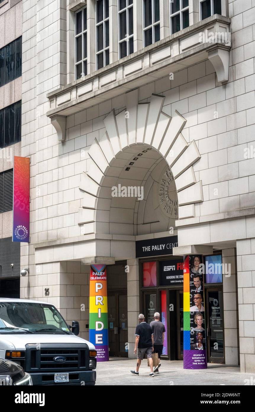Le Paley Center for Media à New York City présente une exposition sur les 50 ans d'ESPN et est décoré pour célébrer le mois de la fierté, USA 2022 Banque D'Images