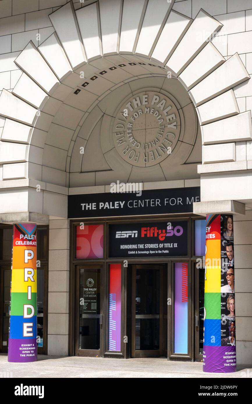 Le Paley Center for Media à New York City présente une exposition sur les 50 ans d'ESPN et est décoré pour célébrer le mois de la fierté, USA 2022 Banque D'Images