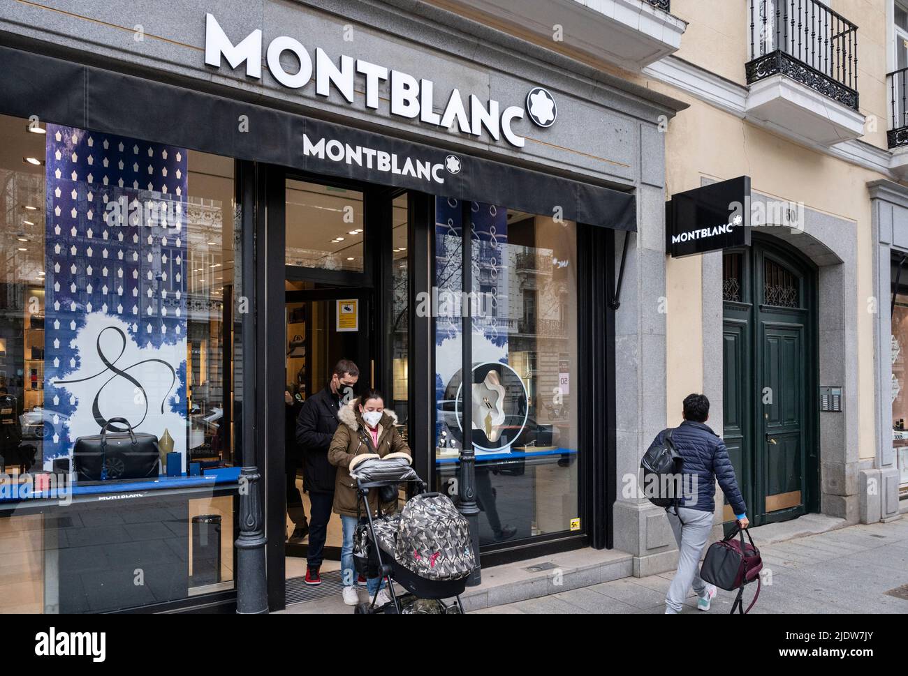 Les acheteurs sont vus quitter le fabricant allemand d'instruments d'écriture de luxe, montres, et bijoux magasin Montblanc en Espagne. Banque D'Images