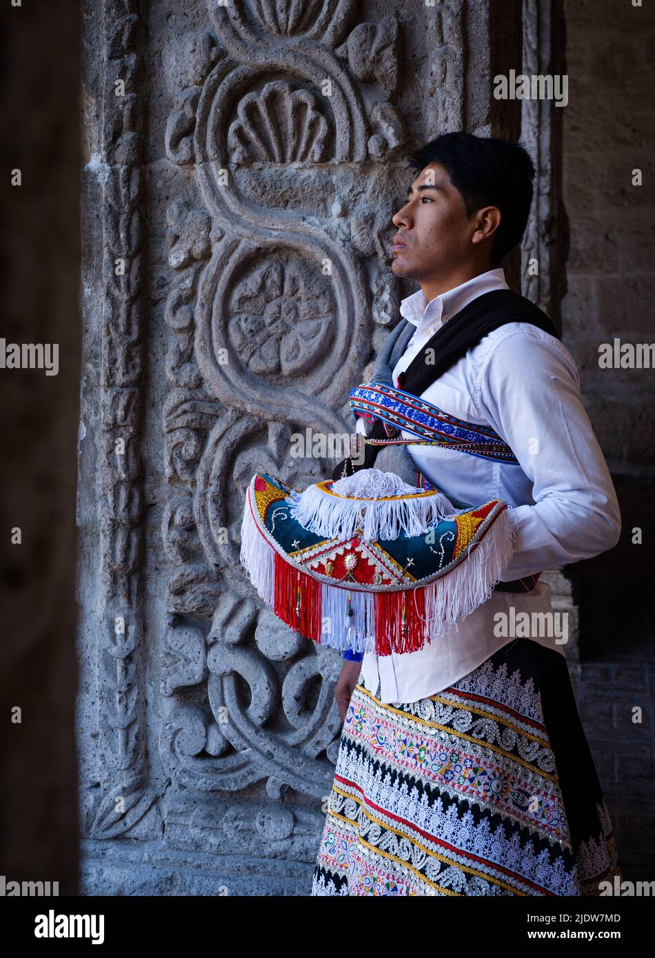 AREQUIPA, PÉROU - VERS SEPTEMBRE 2019 : jeune péruvien portant une robe typique des andes. Banque D'Images