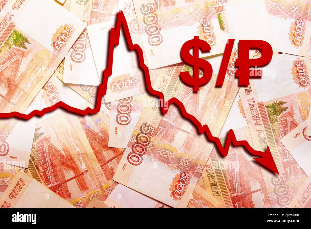 Graphique de la dépréciation du dollar par rapport au rouble sur fond de cinq millièmes billets Banque D'Images