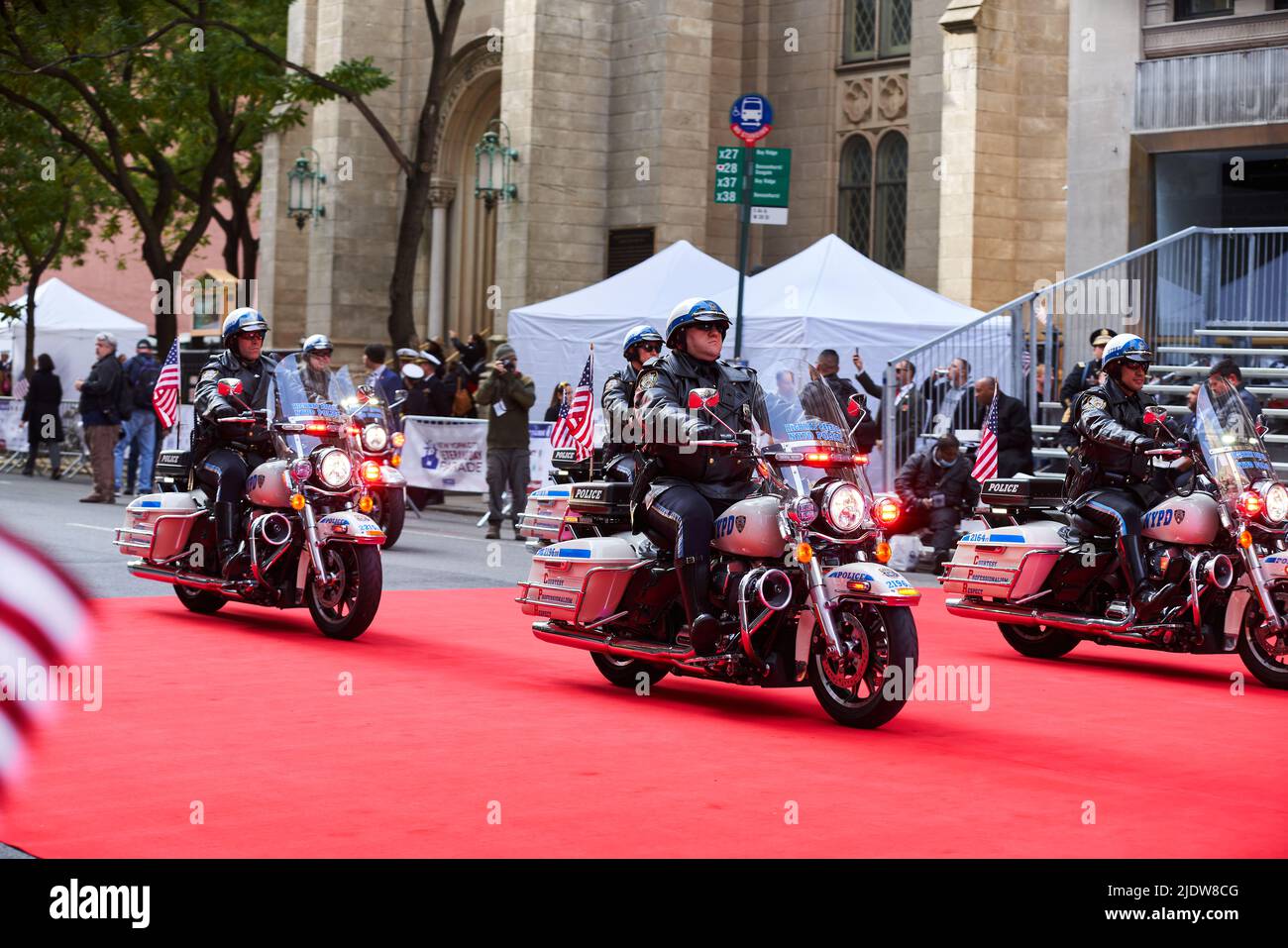 Manhattan, États-Unis - 11. Novembre 2021 : police de NYPD à moto. Veterans Day Parade à New York. Police sur tapis rouge Banque D'Images