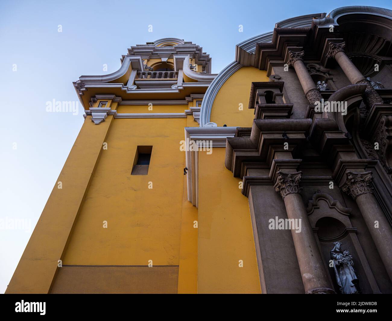 LIMA, PÉROU - VERS SEPTEMBRE 2019 : façade de l'église Santisima Cruz à Barranco, un quartier de Lima, Pérou. Banque D'Images
