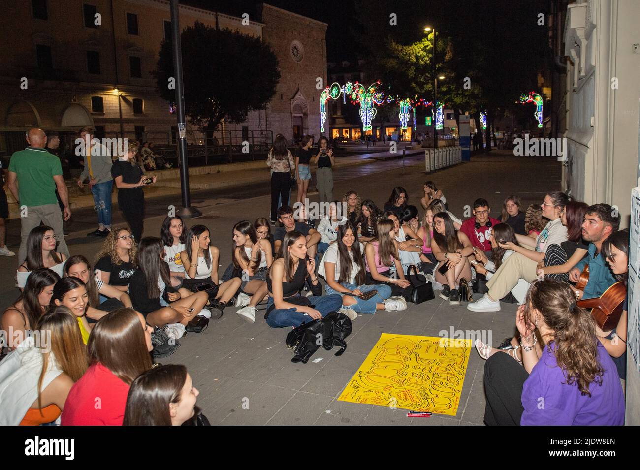 Rieti, Italie. 21st juin 2022. La nuit précédant les examens, des élèves du secondaire de cinquième année se sont réunis sous leurs écoles pour chanter la chanson historique d'Antonello Venditti, 'Notte Prima degli ESAMI'. Les examens commenceront demain matin, après un hiatus de deux ans pour Covid19 qui a vu les étudiants de cinquième année revenir à un examen normal, après seulement l'examen oral des années précédentes. À Rieti, Italie, le 21 juin 2022. (Credit image: © Riccardo Fabi/Pacific Press via ZUMA Press Wire) Banque D'Images