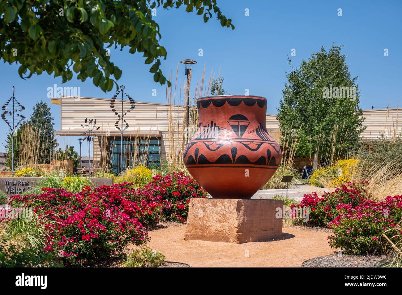 Centre d'accueil de White Rock, parking et arrêt de navette pour le monument national de Bandelier avec une réplique de la poterie de San Ildefongo, Nouveau-Mexique, États-Unis. Banque D'Images