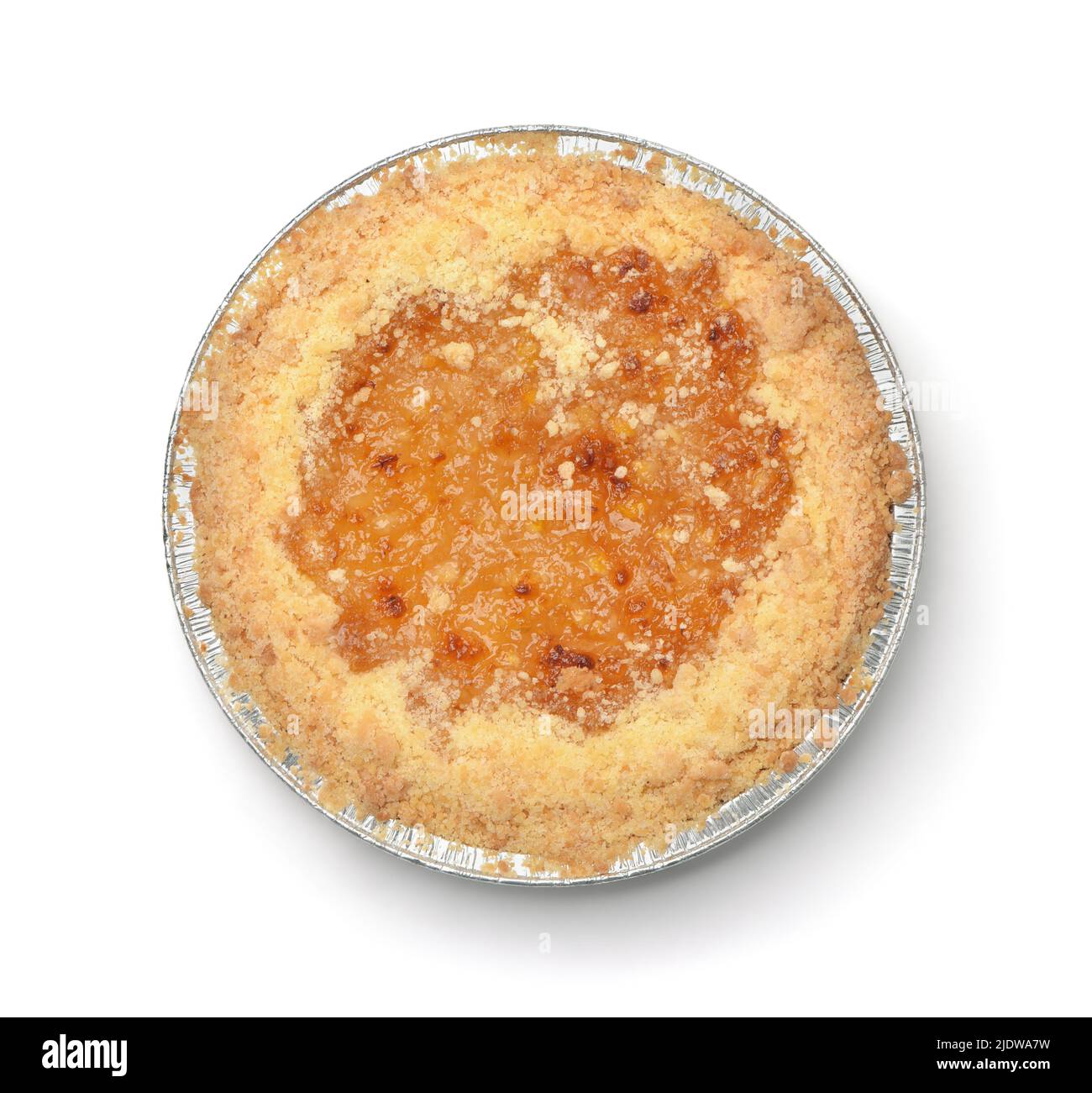 Vue de dessus de tarte ronde au citron dans un plateau en aluminium isolé sur blanc Banque D'Images