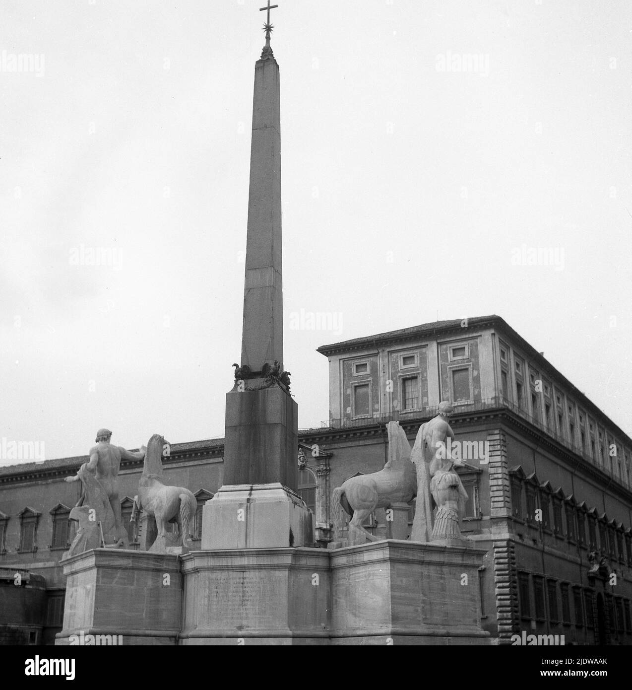 1950s, historique, grande colonne de pierre avec religieux, croix chrétienne sur le dessus avec des statures de centurions et des chevaux à la base, Naples, Italie. Banque D'Images