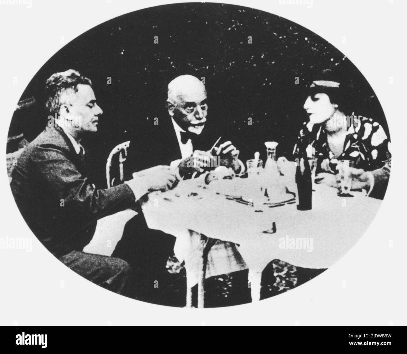 Les années 1930, ITALIE : l'écrivain italien, saggiste et dramaturge de théâtre MASSIMO BONTEMPELLI ( 1878 - 1960 ) avec son amant PAOLA MASINO ( 1908 - 1989 ) Et le célèbre Playwriter LUIGI PIRANDELLO à table déjeuner - THEATHER - TEATRO - CRITICO TEATRALE - intellectuale - portrait - ritratto - SCRITTORE - LETTERATURA - LITTÉRATURE - LETTERATO - drammaturgo - commediografo - a tavola - pranzo - brunch - giardino - jardin - convivio --- Archivio GBB Banque D'Images
