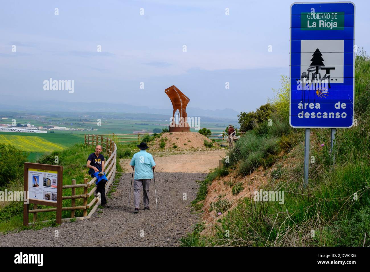 Espagne, district de la Rioja. Un arrêt de repos avec le Monument des pèlerins sur le Camino de Santiago à l'approche de Saint-Domingue de la Calzada. Banque D'Images