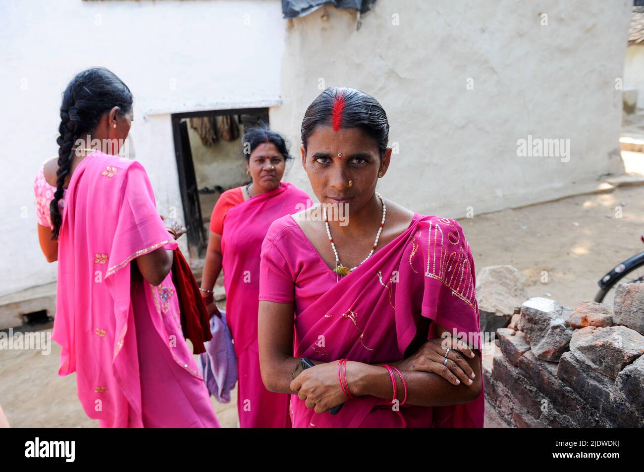 INDE, Uttar Pradesh, Bundelkhand, mouvement des femmes Gulabi Gang, fondé par Sampat Pal Devi, portant le rose symbolique sari et lutte pour les droits des femmes et contre la violence des hommes, corruption et arbitraire de la police, rassemblement de protestation à Mahoba / INDIEN Uttar Pradesh, Bundelkhand, Frauen unterer Kasten und kastenlose Frauen organizieren sich in der Frauenbewegung Gulabi Gang von Sampat Pal Devi , sie fordern gleiche Rechte und kaempfen notfalls Gewalt mit Bambussoecken gegen gewalttaetige Maenner und korrupte Beamrupte Banque D'Images