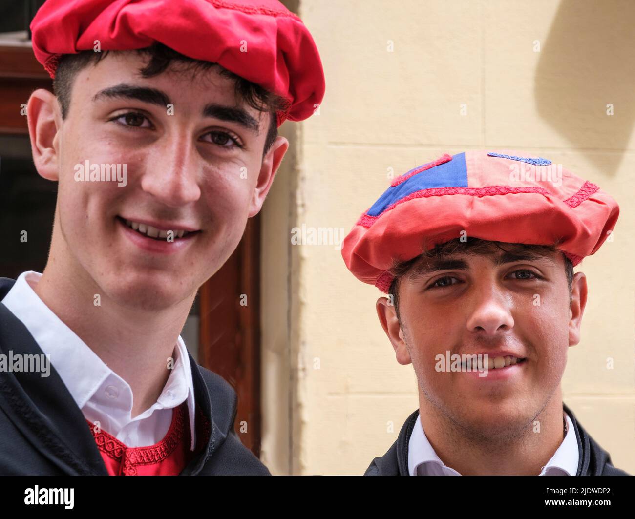Espagne, Saint-Domingue de la Calzada. Jeunes hommes en période Costume marchant en procession en l'honneur de Saint Dominique sur 12 mai, anniversaire de sa mort. Banque D'Images