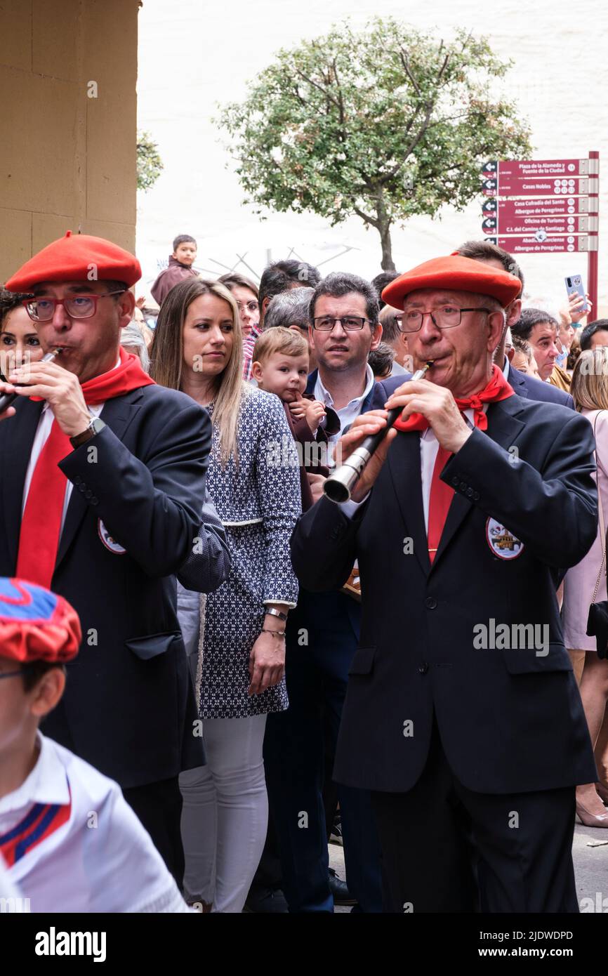 Espagne, Saint-Domingue de la Calzada. Musiciens jouant de la mélodie traditionnelle sur les flûtes en procession en l'honneur de Saint Dominique sur 12 mai, l'anniversaire Banque D'Images