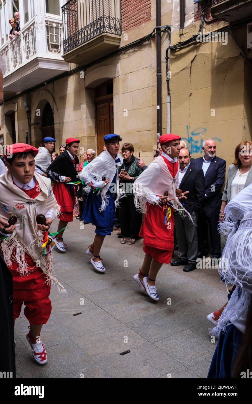 Espagne, Saint-Domingue de la Calzada. Les jeunes hommes qui exécutent la danse traditionnelle en procession en l'honneur de Saint Dominique sur 12 mai, l'anniversaire de sa d Banque D'Images