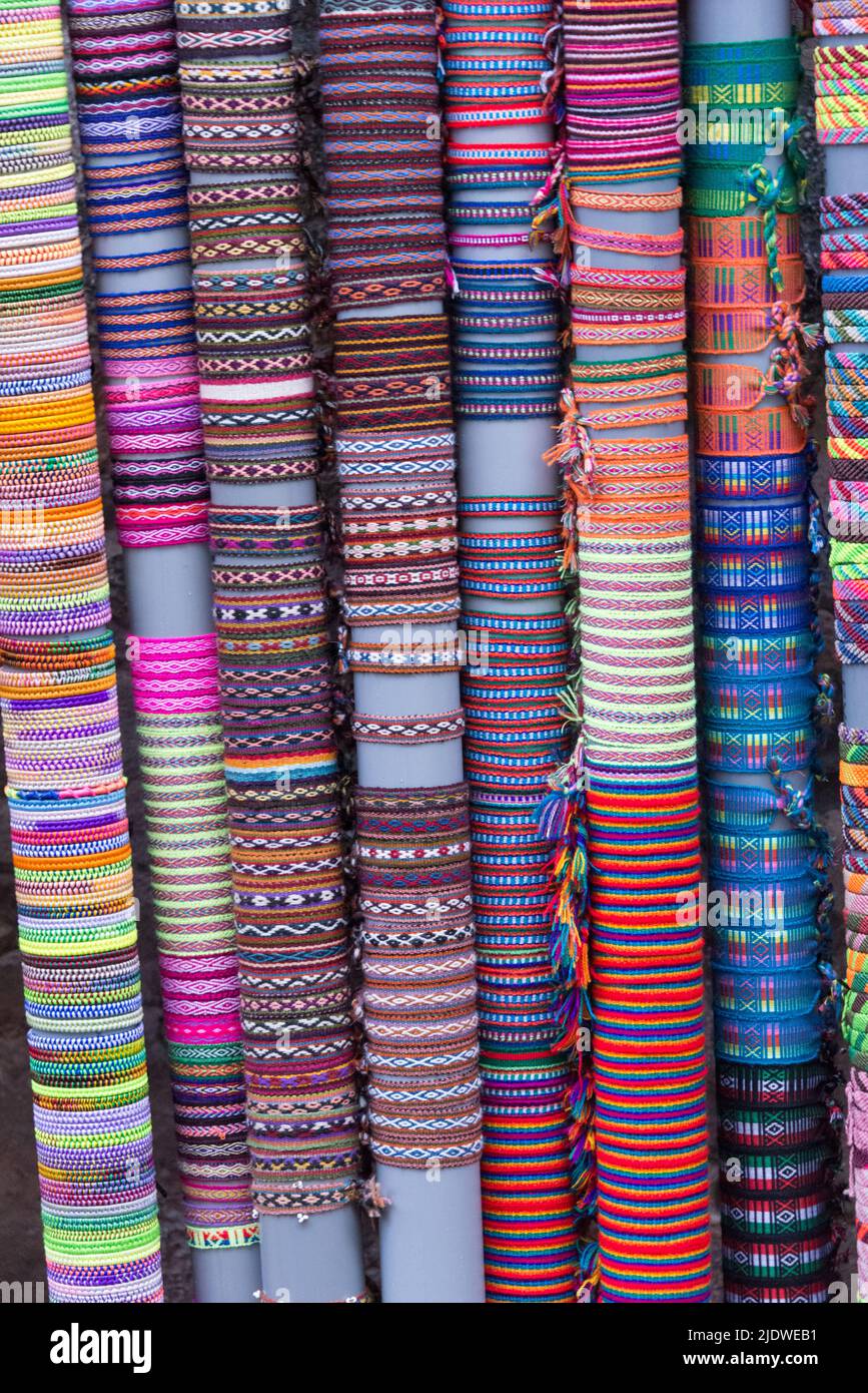 Rangées de tiaras de cheveux colorés, faites à la main par des artisans péruviens, Cusco, Pérou Banque D'Images