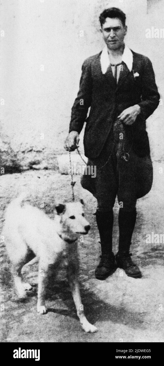 16 août 1924 , Roma , ITALIE : La découverte du corps du socialiste italien GIACOMO MATTEOTTI ( 1885 - 1924 ) dans un Boschetto della Quartarella près de la via Flaminia , tué des fascistes le jour 10 juin 1924. La Brigadière de Carabinieri OVIDIO CARATELLI avec le chien TRAPANI , chercheur du corps mort de Matteotti. - SOCIALISMO - PARTITO SOCIALISTA - SOCIALISME - POLITHO - portrait - ritratto - FASCISMO - vittima del nazi-fascismo - RAPITO - RAPIMENTO - fascismo - fascisme - PSI - canne poliziotto - Carabinière --- Archivio GBB Banque D'Images