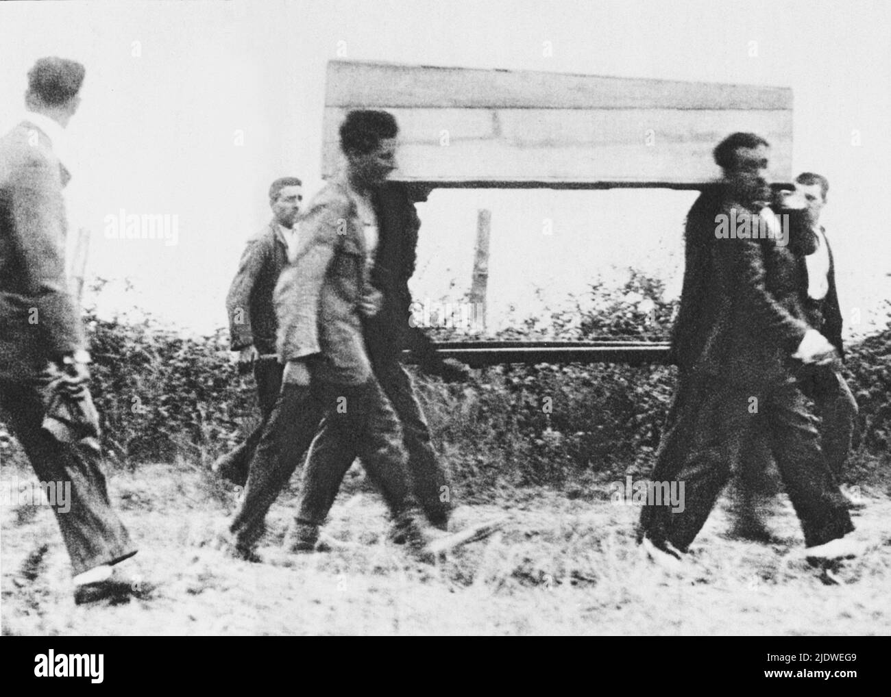 16 août 1924 , Roma , Italie : découverte du corps du socialiste italien GIACOMO MATTEOTTI ( 1885 - 1924 ) dans un Boschetto della Quartarella près de la via Flaminia , Tué des fascistes le jour 10 juin 1924 le jour de l'enlèvement - SOCIALISMO - PARTITO SOCIALISTA - SOCIALISME - POLITHO - portrait - ritratto - FASCISMO - PSI - vittima del nazi-fascismo - RAPITO - RAPIMENTO - fascimo - fascisme --- Archivio GBB Banque D'Images