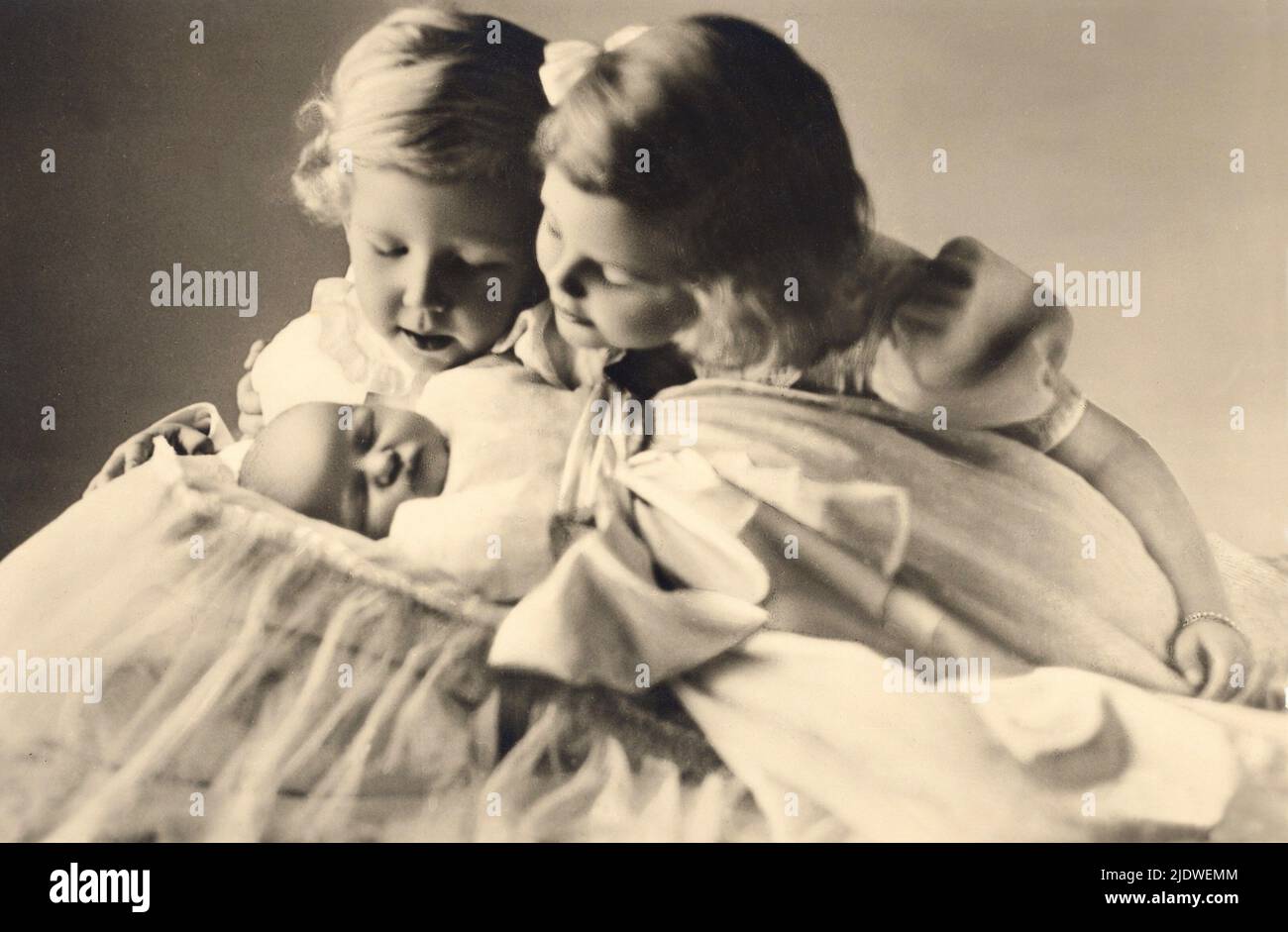 1940 , mars , Naples , Italie : les fils de la princesse belge Marie José de BELGIQUE ( 1906 - 2001 ) , future dernière reine d'Italie , marié en 1930 avec le prince italien de Piemonte UMBERTO II di SAVOIA ( 1904 - 1983 ) . Sur cette photo, les 3 premiers fils : MARIA Pia ( Naples , 24 septembre 1934 , mariée au prince Alexandre de Yougoslavie en 1955 , divorcée en 1967 ), VITTORIO EMANUELE principe di Napoli ( Naples , 12 février 1937 ) et MARIA GABRIELLA ( Naples 24 février 1940 , mariée à Robert Zellinger en 1969 ). Portrait de Petri , Milano - Maison du BRABANT - BRABANTE - Banque D'Images