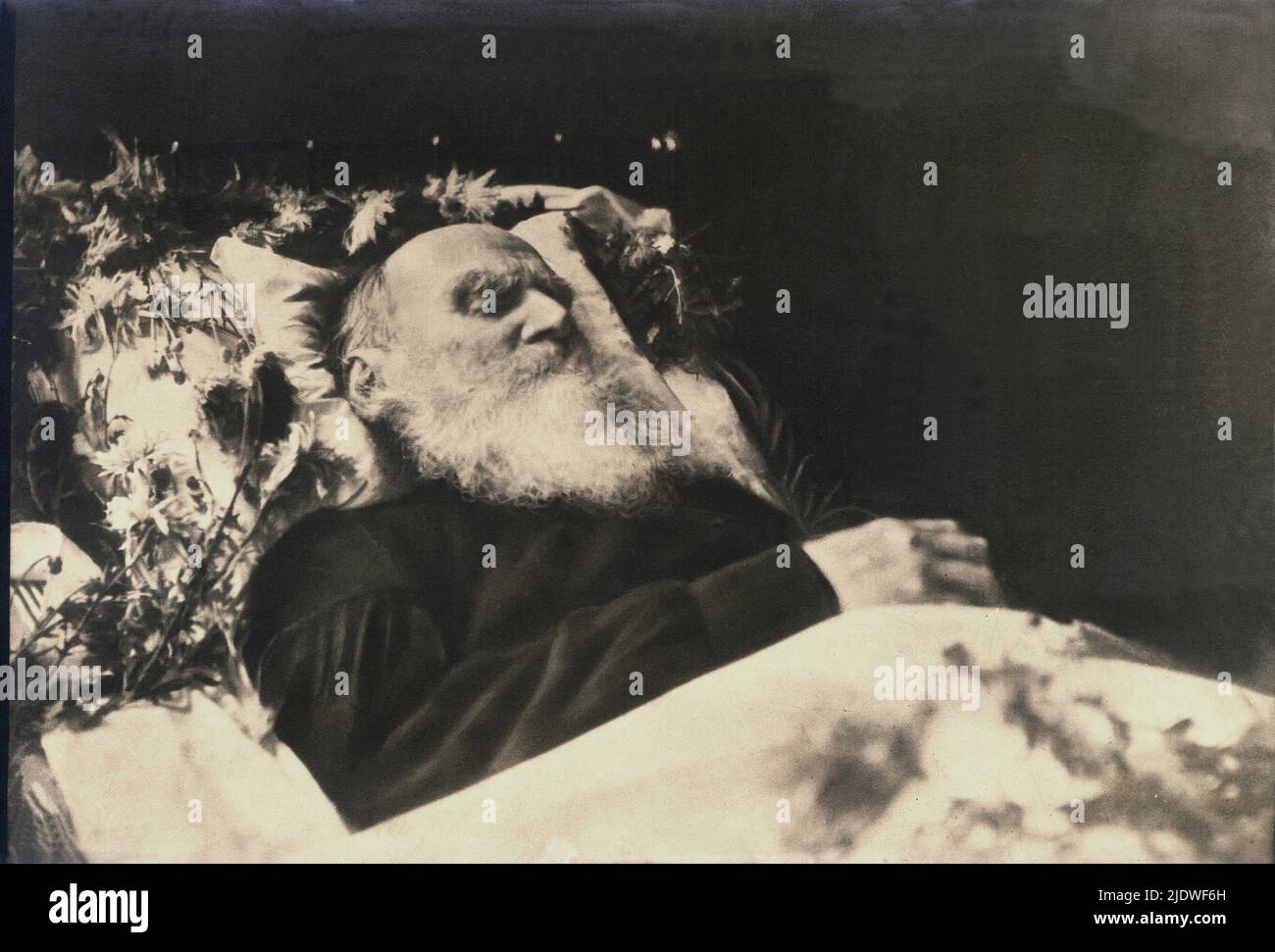 1910 , RUSSIE : le célèbre poète et écrivain russe Lev Nikolaevic TOLSTOJ ( 1828 - 1910 ) Rester mort au lit dans sa maison d'Astapovo - POST MORTEM - post mortem - SCRITTORE   LETTERATO - LETTERATURA - LITTÉRATURE - POÈTE - POETA - POÉSIE - POESIA - TOLSTOÏ - TOLSTOÏ - Leone - letto di morte - morto - defunto - cavere - longue barbe blanche - lunga barba bianca - RUSSIE - catafalco - pompe funebri onoranze - uomo vecchio anziano - ancien homme - --- Archivio GBB Banque D'Images