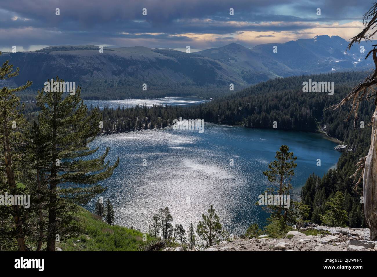 Lac George et lac Mary à Mammoth Lakes, dans les montagnes de la Sierra Nevada de Californie. Banque D'Images