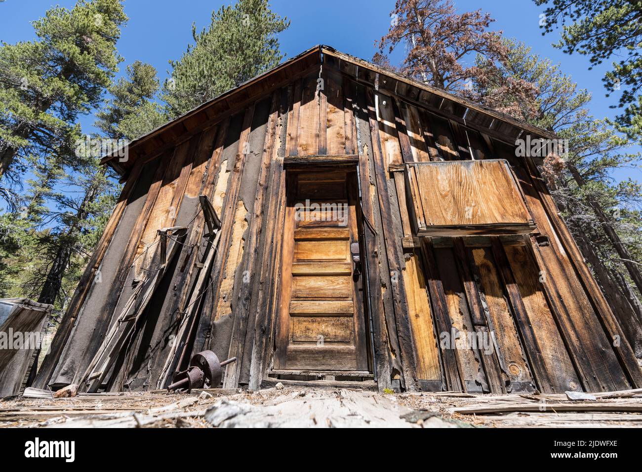 Vue sur la cabine minière abandonnée sur les terres de la forêt nationale près de Mammoth Lakes dans les montagnes de la Sierra Nevada de Californie. Banque D'Images