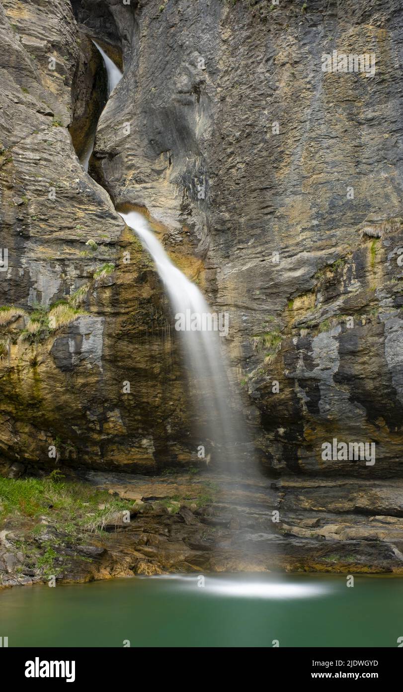 Cascade El Salto sur la rivière Escarra, dans les Pyrénées Huesca Banque D'Images